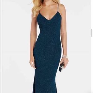 BRAND NEW SIZE FOUR LONG FORM FITTING PROM DRESS
